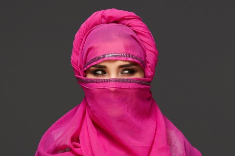Arab escort girl in traditional elegance
