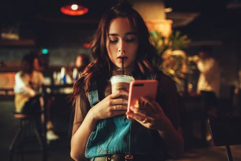 Escort advertiser responding to client inquiry on directory platform