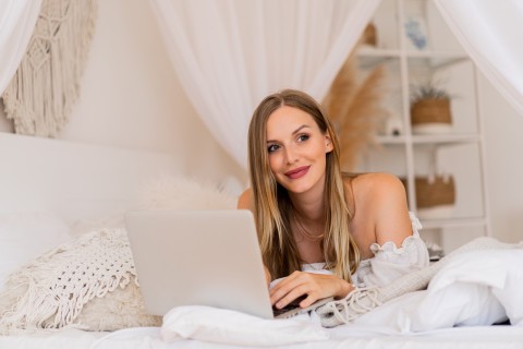 Webcam model performing live online