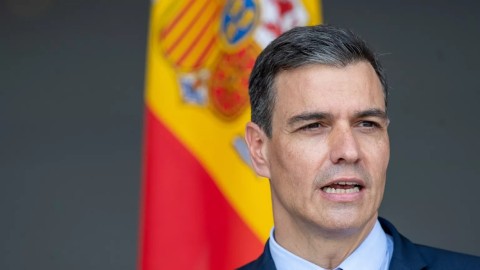 Spain’s ruling Socialist Party has introduced a strict new code of conduct banning members from soliciting or paying sex workers, following a wave of corruption scandals. The crisis centers on jailed former party leader Santos Cerdán, accused of accepting bribes and using sex workers in connection with rigged contracts. Prime Minister Pedro Sánchez, under intense political pressure, has refused to resign and pledged to clean house, replacing senior figures and launching new transparency measures. The scanda