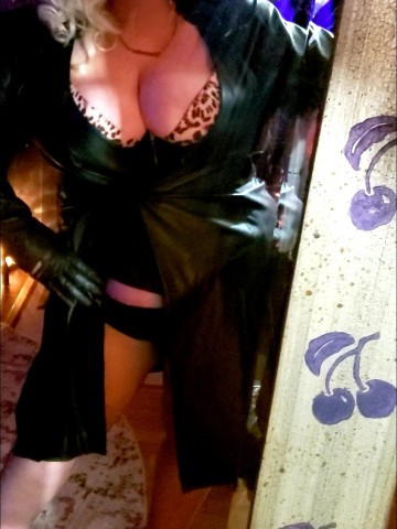 Domina V De Luxe San Luis Obispo, California Escort, BDSM, Massage, Verified Adult Service Provider, Companion in United States