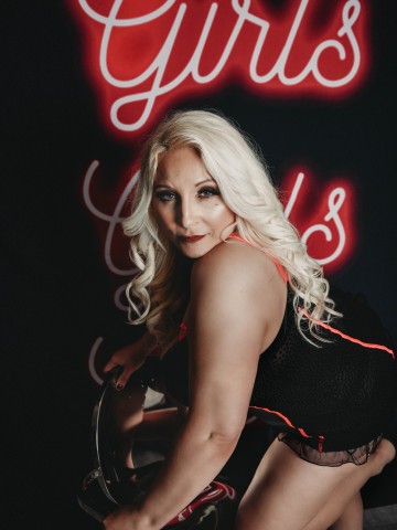 Chrissy snow Edmonton Escort, Pornstar, DUO, Couple, Massage, Verified Adult Service Provider, Companion in Canada