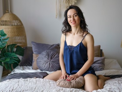 Elegant 40+ years mature escort posing