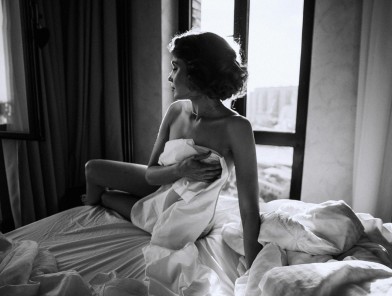 Escort using pussy confidently during booking