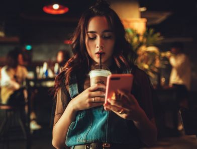 Escort advertiser responding to client inquiry on directory platform