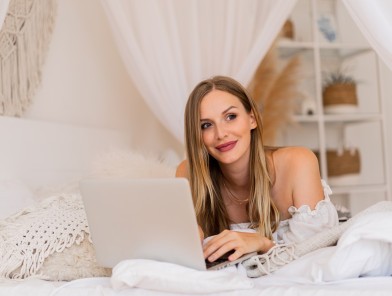 Webcam model performing live online