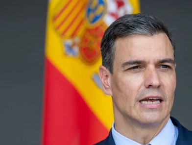 Spain’s ruling Socialist Party has introduced a strict new code of conduct banning members from soliciting or paying sex workers, following a wave of corruption scandals. The crisis centers on jailed former party leader Santos Cerdán, accused of accepting bribes and using sex workers in connection with rigged contracts. Prime Minister Pedro Sánchez, under intense political pressure, has refused to resign and pledged to clean house, replacing senior figures and launching new transparency measures. The scanda